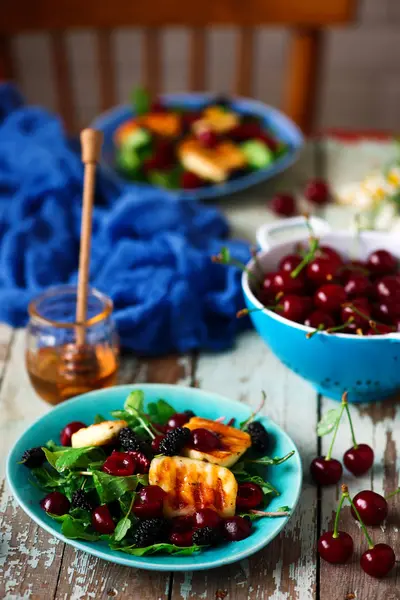 Izgara Halumi Peynirli Salata Berries Food Gathering Selective Odak — Stok fotoğraf