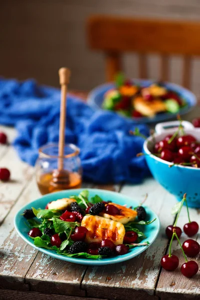 Grilled Halumi Cheese Salad Berries Food Gathering Selective Focus — Stock Photo, Image
