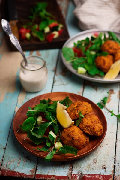 Buraków Falafel Sosem Tahina Zielony Sałatka Selektywnej Ostrości — Zdjęcie stockowe