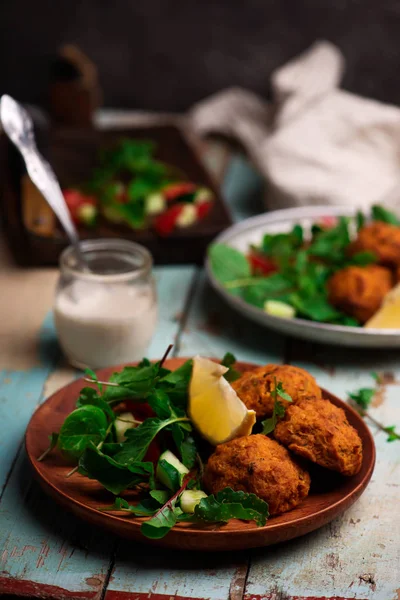 Sockerbetor Falafel Med Karina Sås Och Grönt Sallad Selektivt Fokus — Stockfoto