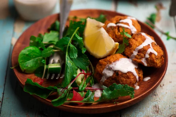 Řepy Falafel Omáčkou Tahina Zelené Selektivní Fokus Salát — Stock fotografie