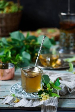 Bir cam bardak ıhlamur çiçeği çay. seçici odak