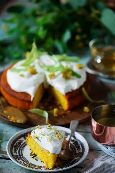 Pachnące Linden Kwiat Słońca Cake Vintage Style Selective Ostrości — Zdjęcie stockowe