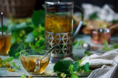 Bir cam bardak ıhlamur çiçeği çay. seçici odak