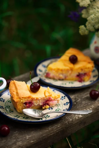 Tarte Aux Cerises Avec Crème Anglaise Dans Jardin Foyer Sélectif — Photo