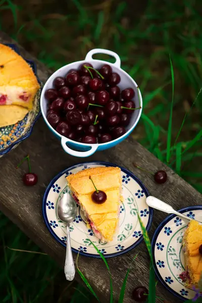 Torta Ciliegie Con Crema Pasticcera Giardino Messa Fuoco Selettiva Luce — Foto Stock