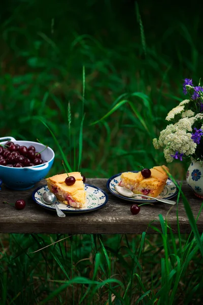 花园里有奶油蛋糕的樱桃馅饼 Lightselective — 图库照片