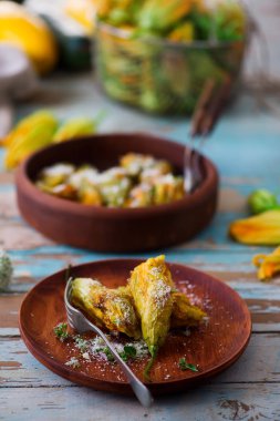 Doldurulmuş kabak patates ve cheese.selective odaklı. yiyecek toplama
