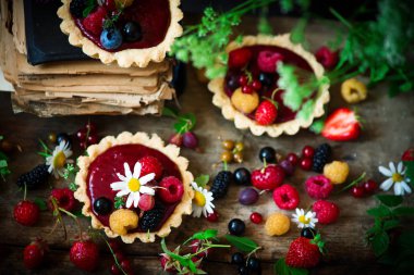 Karışık Berry lor Tartelettes.rustic style.selective odak