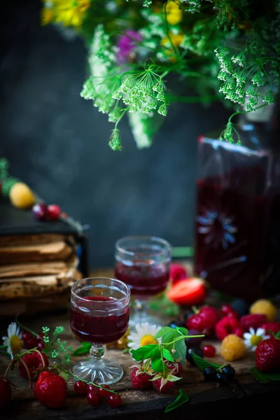 Gemengde Berry Zelfgemaakte Drank Glazen Vintage Stijl Selectieve Aandacht — Stockfoto