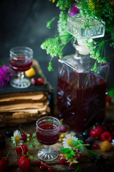 Gözlüklü Karışık Berry Yapımı Likör Tarzı Vintage Seçici Odak — Stok fotoğraf