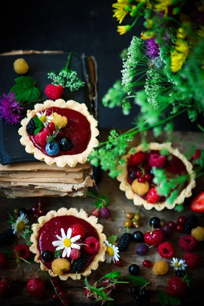 Mixed Berry Cuajada Tartelettes Rustic Style Selective Foco — Foto de Stock