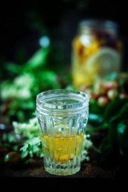 Bektaşi üzümü ve eldeflower votka gözlüklü. tarzı vintage. seçici odak