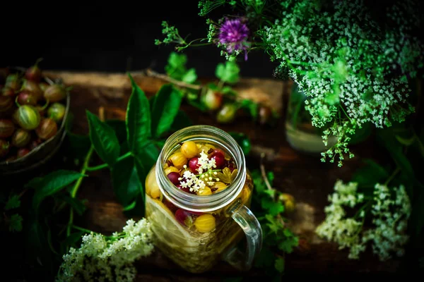 Kruisbes Eldeflower Wodka Glazen Vintage Stijl Selectieve Aandacht — Stockfoto