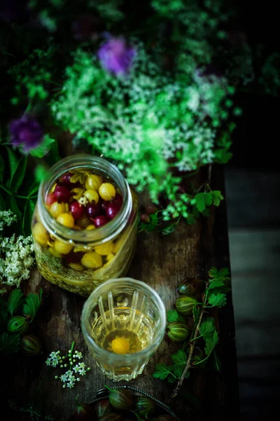 Kruisbes Eldeflower Wodka Glazen Vintage Stijl Selectieve Aandacht — Stockfoto