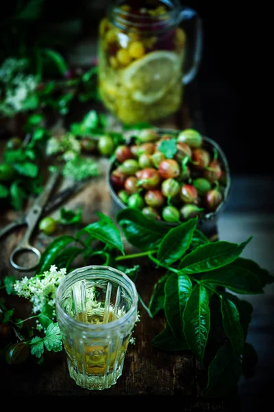 スグリ Eldeflower グラスにウォッカ スタイルのビンテージ 選択と集中 — ストック写真