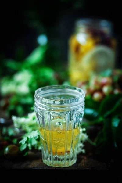 Krusbär Och Eldeflower Vodka Glasen Vintage Stil Selektivt Fokus — Stockfoto