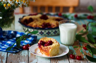Kirazlı turta ile muhallebi bahçede. doğal lightselective odak