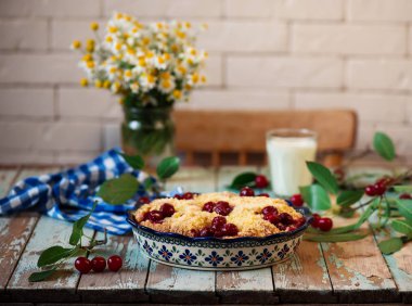 Tatlı kiraz dolu Buns tabii rustik. seçici odak