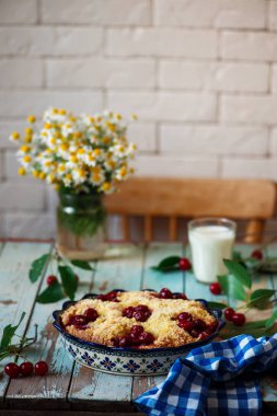Tatlı kiraz dolu Buns tabii rustik. seçici odak