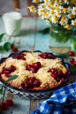 Tatlı kiraz dolu Buns tabii rustik. seçici odak