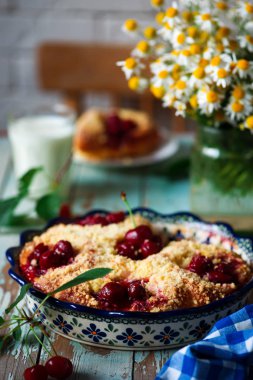 Tatlı kiraz dolu Buns tabii rustik. seçici odak