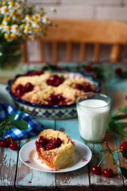 Tatlı kiraz dolu Buns tabii rustik. seçici odak