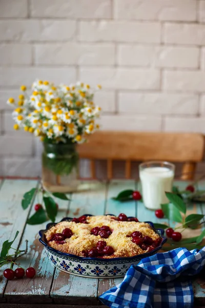 Tatlı kiraz dolu Buns tabii rustik. seçici odak