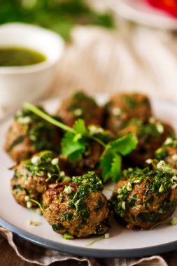 Chimichurri bütün köfte ile Swiss pazı dikti. seçici odak