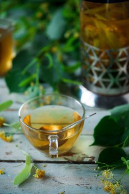 Bir cam bardak ıhlamur çiçeği çay. seçici odak