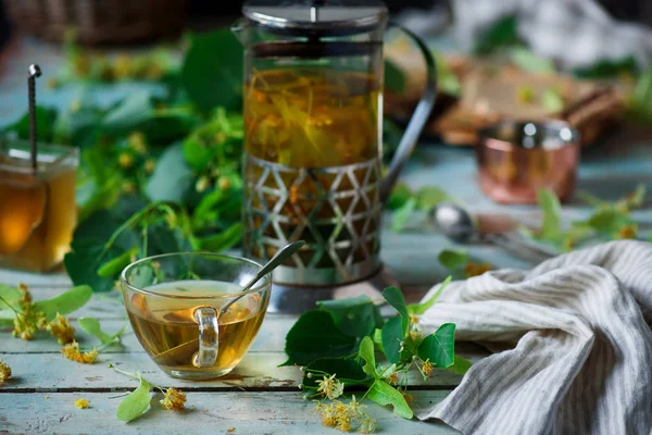 Linden Bloesem Thee Een Beker Glas Selectieve Aandacht — Stockfoto