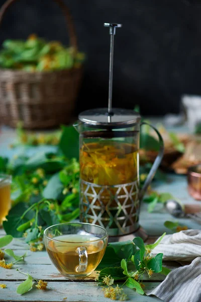 Linden Blossom Thé Dans Une Tasse Verre Focus Sélectif — Photo