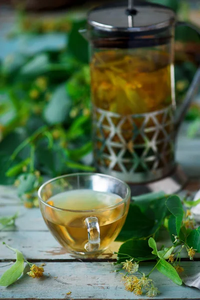 Lindblomma Glas Kopp Selektivt Fokus — Stockfoto