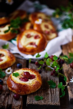 Bektaşi üzümü ve süzme peynir dolu çörekler. Tabii rustik. seçici odak