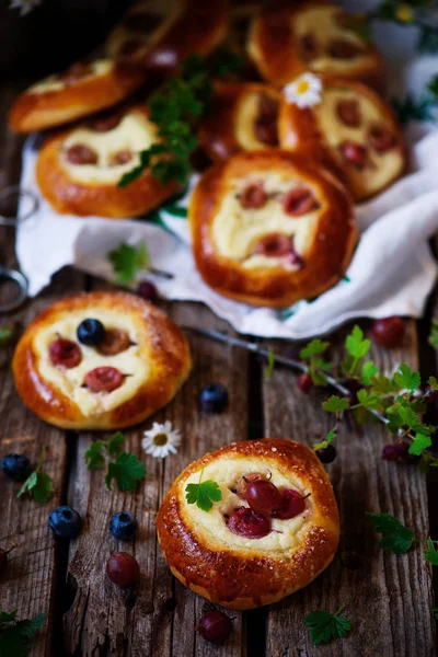 Mit Stachelbeeren Und Quark Gefüllte Semmeln Style Rustikal Selektiver Fokus — Stockfoto