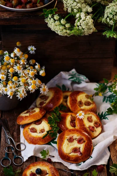 Kruisbes Kwark Gevuld Broodjes Rustieke Style Selectieve Aandacht — Stockfoto