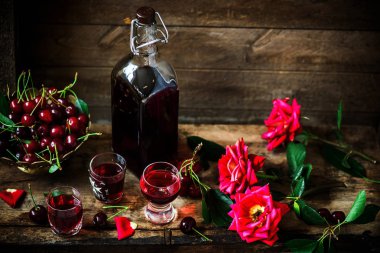 Gözlüklü kiraz likörü kirsch. Klasik. seçici odak