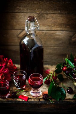 Gözlüklü kiraz likörü kirsch. Klasik. seçici odak