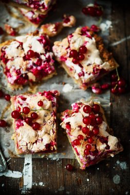 kırmızı kuş üzümü ve fındık barlar tabii rustic.selective focus