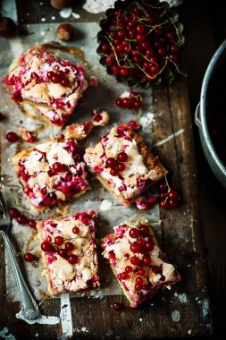 kırmızı kuş üzümü ve fındık barlar tabii rustic.selective focus