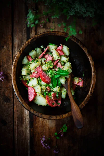 Italiensk Potatis Och Salami Salad Style Rustik Selektivt Fokus — Stockfoto
