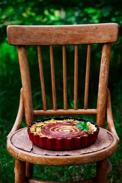 Quiche Con Bietola Svizzera Salsiccia Outdoor Style Rustico Focus Selettivo — Foto Stock