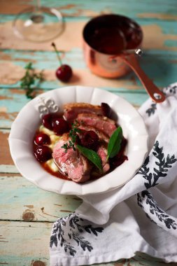 Vişne sos ve polenta.style rustic.selective odak Duck Meme