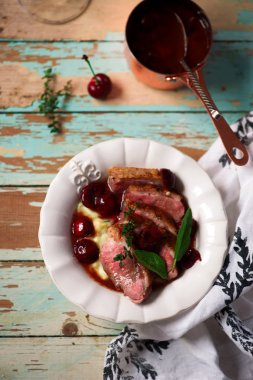 Vişne sos ve polenta.style rustic.selective odak Duck Meme