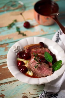 Vişne sos ve polenta.style rustic.selective odak Duck Meme