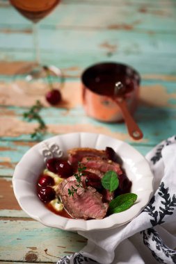 Vişne sos ve polenta.style rustic.selective odak Duck Meme