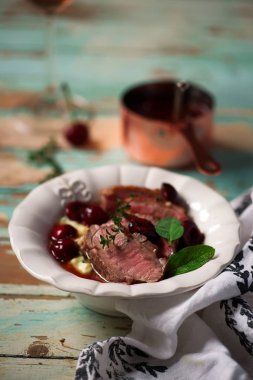 Vişne sos ve polenta.style rustic.selective odak Duck Meme