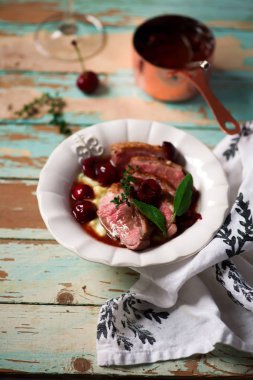 Vişne sos ve polenta.style rustic.selective odak Duck Meme