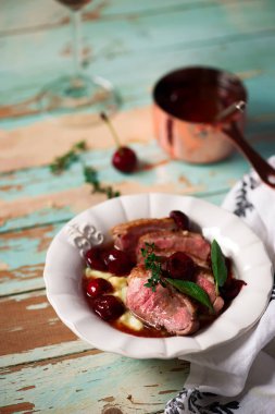 Vişne sos ve polenta.style rustic.selective odak Duck Meme