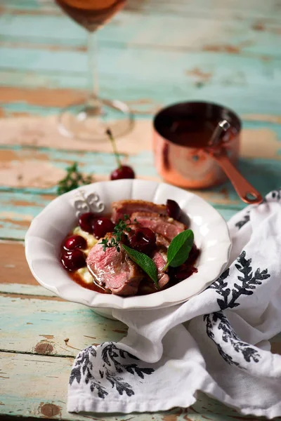 Eendenborst Met Kersen Saus Polenta Style Rustic Selective Focus — Stockfoto